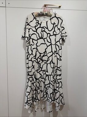 Black & White Abstract Midi Dress - Women's Casual Drop-Waist